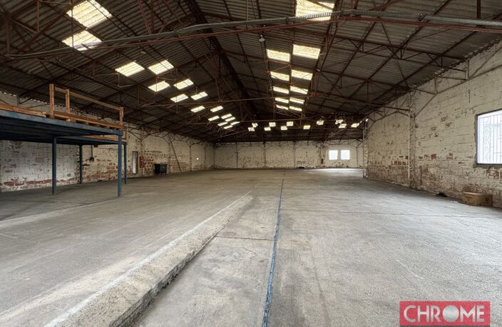 LOCAL DE STOCKAGE 1.380 M2 A LOUER — photo 2