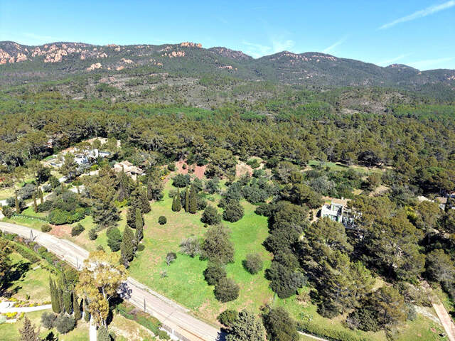 TERRAIN CONSTRUCTIBLE DANS UN DOMAINE RESIDENTIEL A PUGET SUR ARGENS — photo du bien