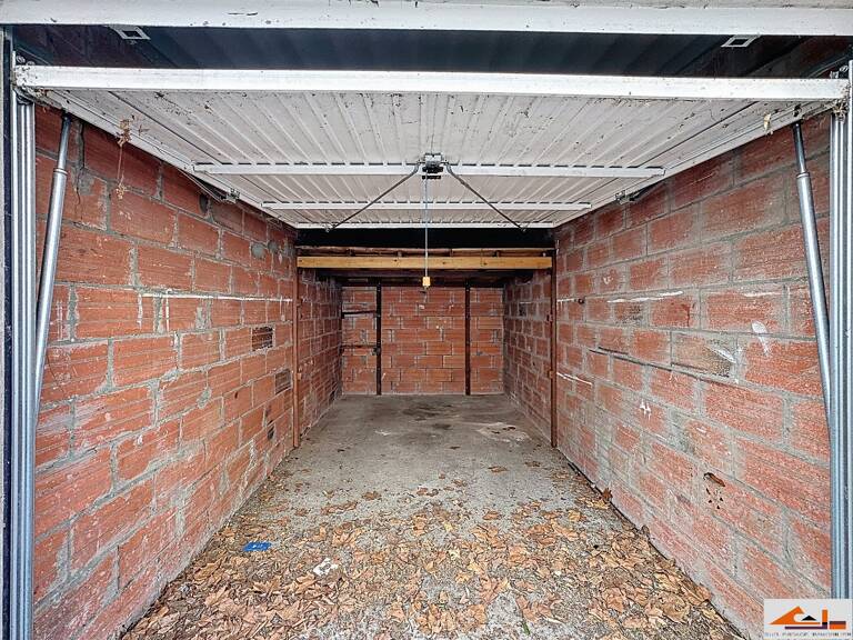 Garage — photo 1