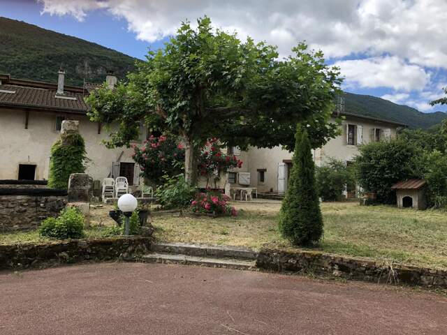 Grande propriété avec 2 maisons individuelles — photo du bien