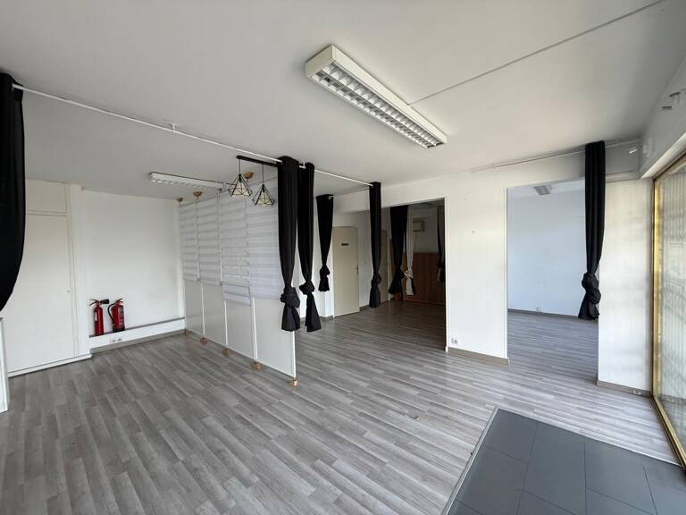 Local commercial avec vitrine — photo 1