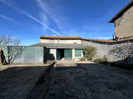 Ensemble immobilier élevé sur 2 niveaux avec terrain attenan — photo 2