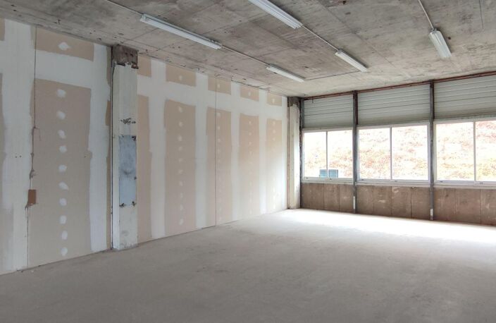 Location Hangar 113 m&sup2; — photo 2