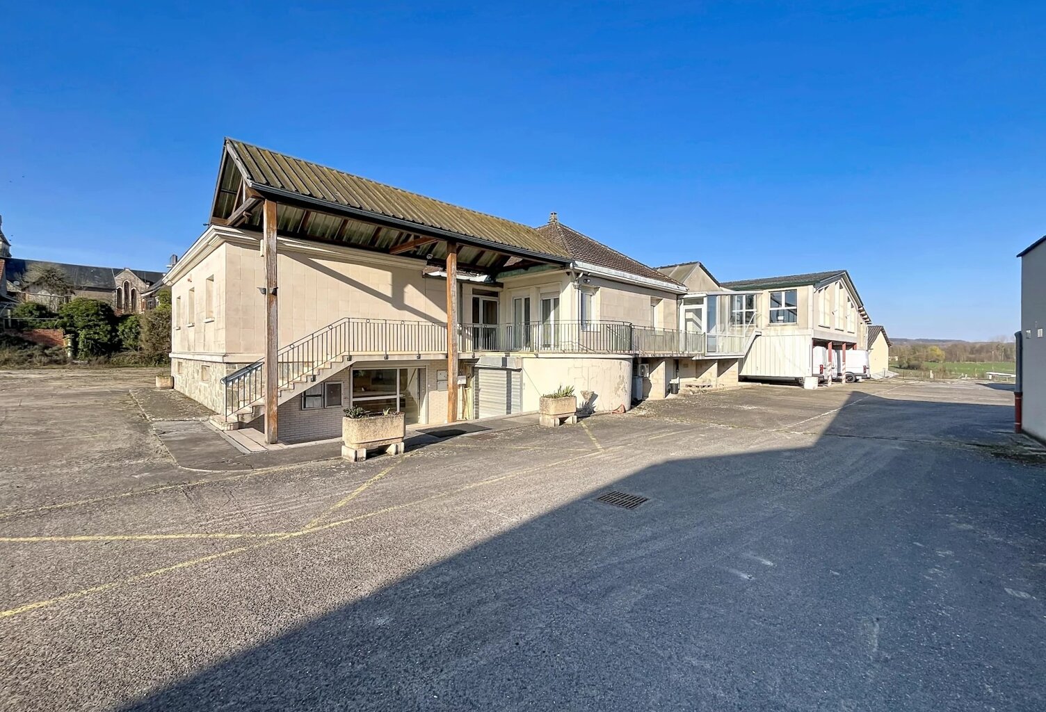 Ensemble immobilier professionnel de 3 075 m² à fort potentiel — photo 1