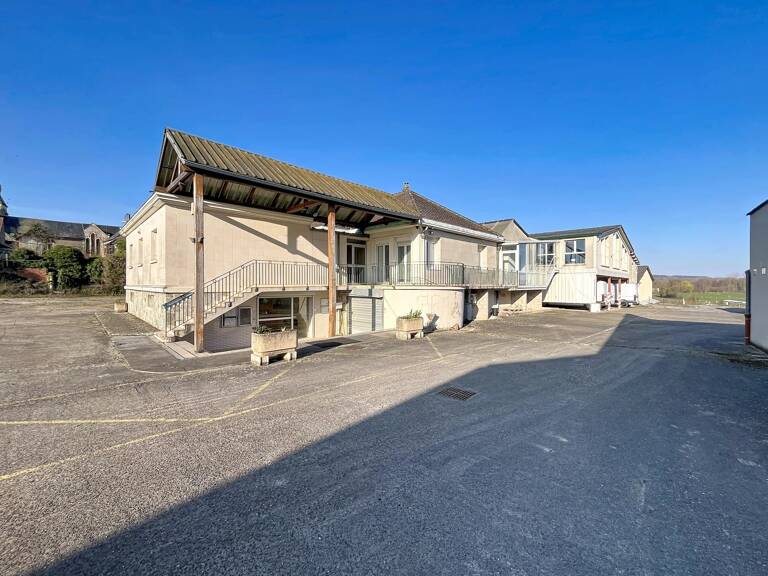 Ensemble immobilier professionnel de 3 075 m² à fort potentiel — photo 1
