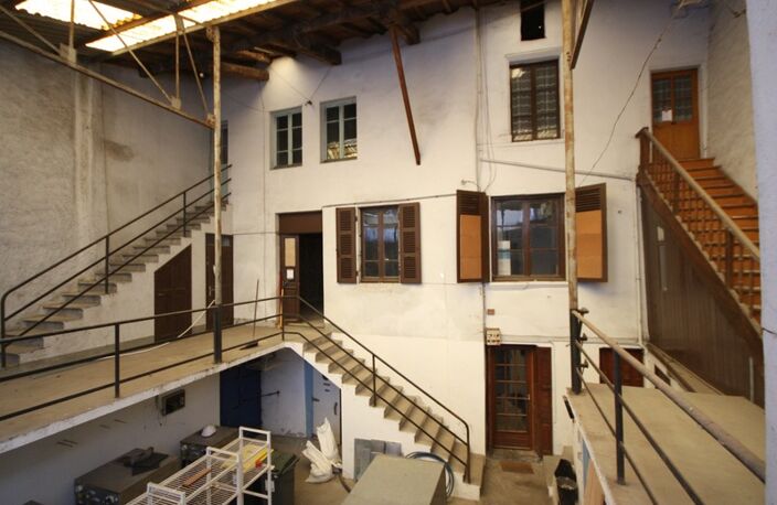 Immeuble à aménager de 320 m² à vendre au centre de SAINT RAMBERT EN BUGEY (01) — photo 2