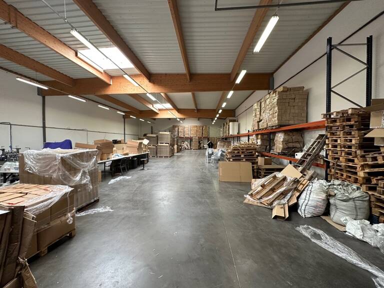 Dpt Rhône (69), à louer DECINES CHARPIEU Entrepots et Bureaux - Plain pied de 662M2, soit 522m2 d'entrepôt et 140m2 de bureaux — photo 1