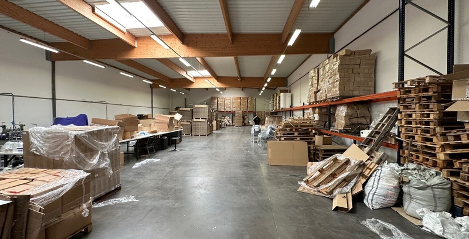 Dpt Rhône (69), à louer DECINES CHARPIEU Entrepots et Bureaux - Plain pied de 662M2, soit 522m2 d'entrepôt et 140m2 de bureaux — photo 1