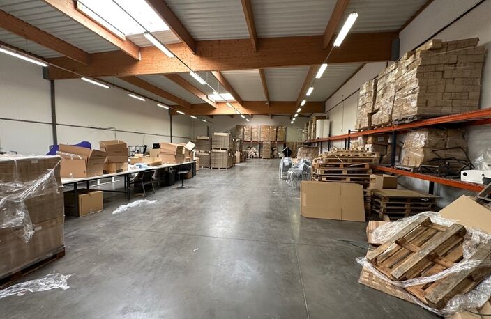 Dpt Rhône (69), à louer DECINES CHARPIEU Entrepots et Bureaux - Plain pied de 662M2, soit 522m2 d'entrepôt et 140m2 de bureaux — photo 2
