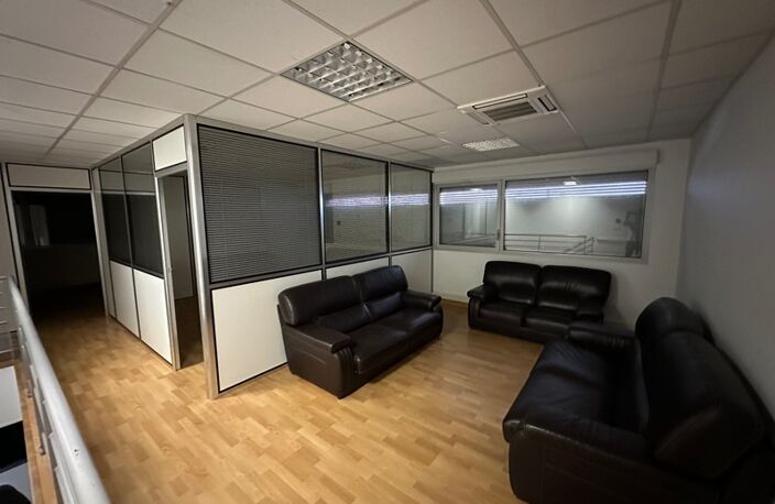 Dpt Rhône (69), à louer DECINES CHARPIEU Entrepots et Bureaux - Plain pied de 662M2, soit 522m2 d'entrepôt et 140m2 de bureaux — photo 4
