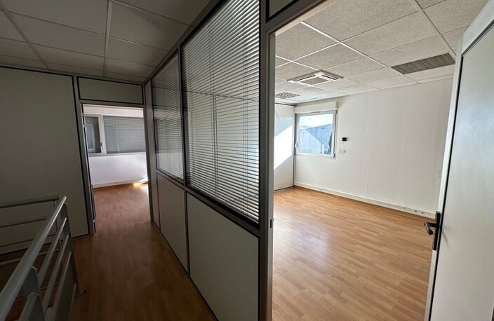 Dpt Rhône (69), à louer DECINES CHARPIEU Entrepots et Bureaux - Plain pied de 662M2, soit 522m2 d'entrepôt et 140m2 de bureaux — photo 5