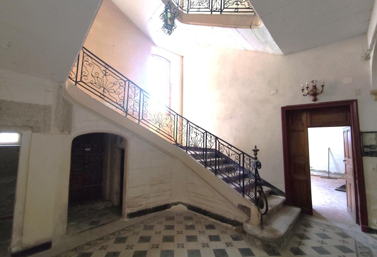 Hôtel particulier à rénover- patio, terrasses, garage — photo 1