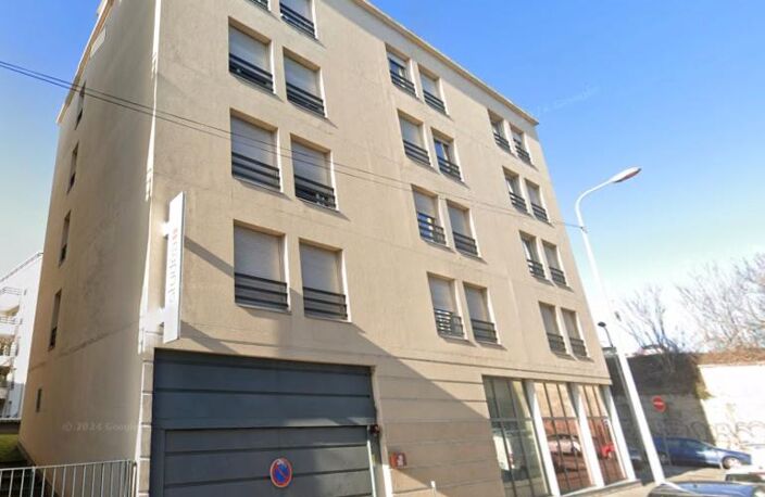 Box fermé à vendre – Lyon 7ᵉ - QUARTIER DES GIRONDINS — photo 2
