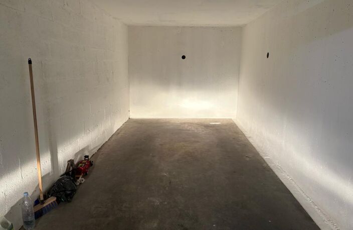 Box fermé à vendre – Lyon 7ᵉ - QUARTIER DES GIRONDINS — photo 3