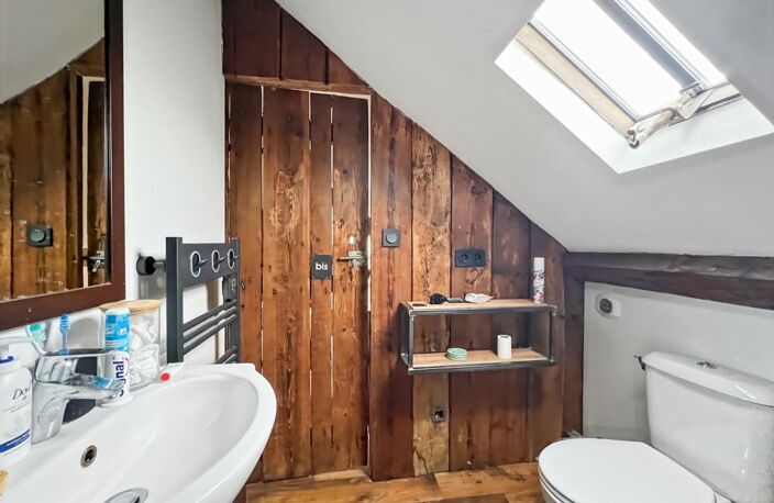 Studio mansardé à vendre – Charme de l’ancien au cœur du quartier René Bouhier — photo 5