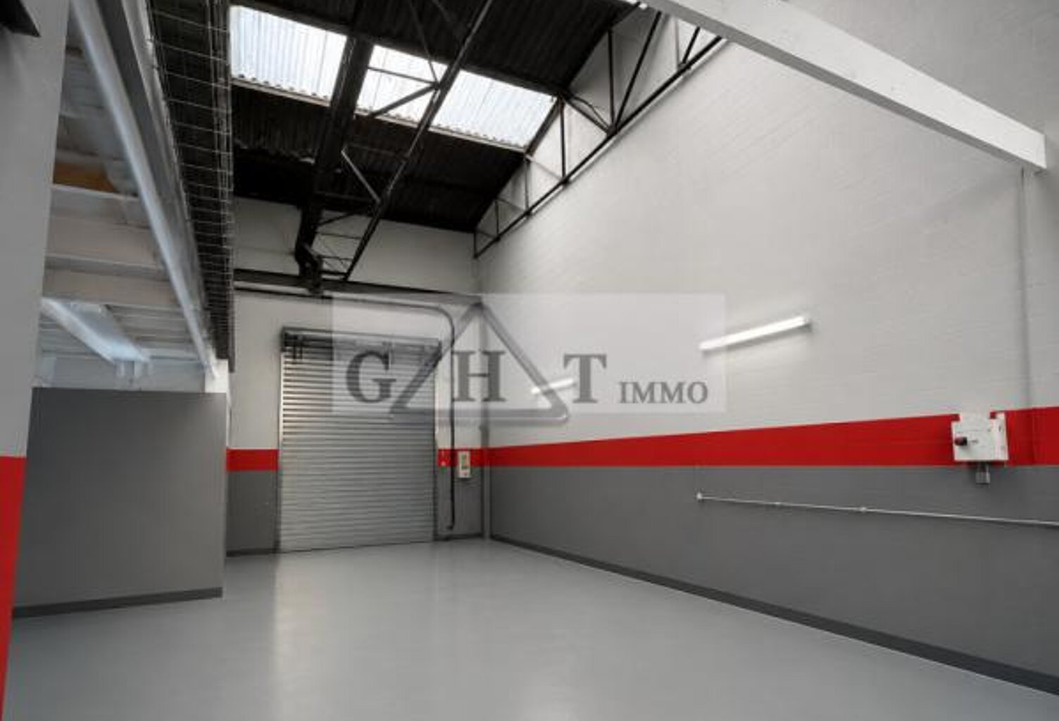 ENTREPOT A LOUER 190 M² FONTENAY TRESIGNY — photo 1
