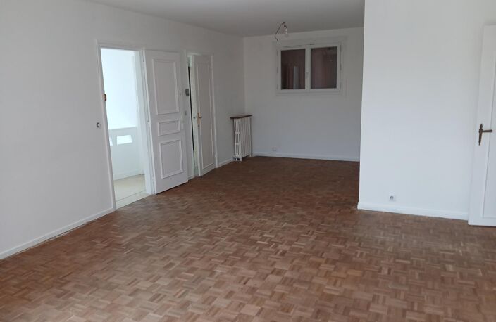Evreux ,5mn de la gare et du centre ville belle maison 6 chambres sur sous sol — photo 4