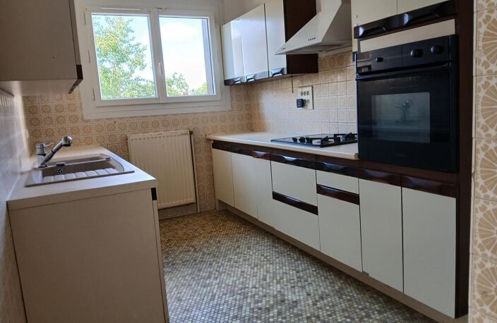Evreux ,5mn de la gare et du centre ville belle maison 6 chambres sur sous sol — photo 5