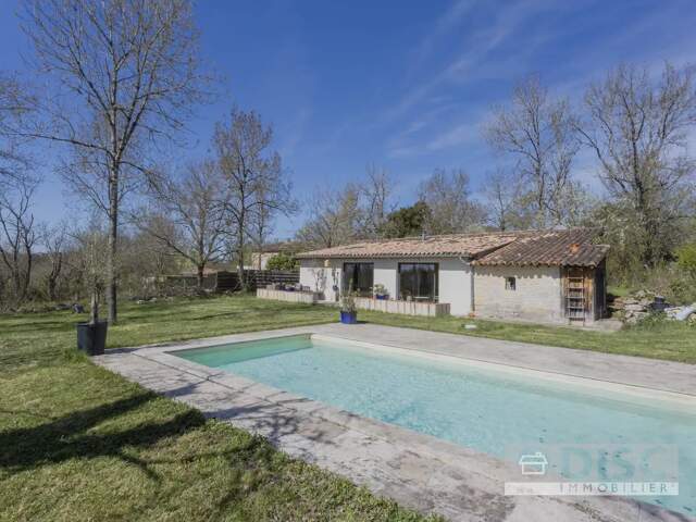 Belle maison de plain-pied avec jardin, piscine et vue dégagée. — photo du bien