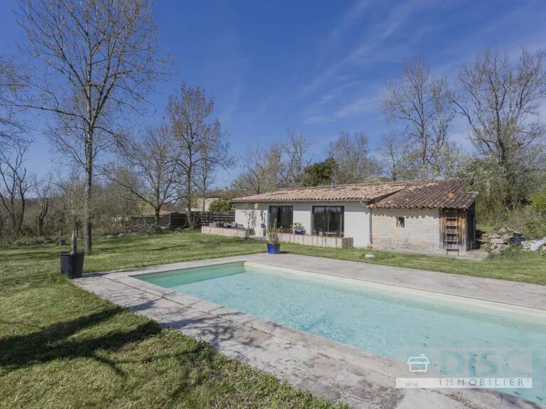 Belle maison de plain-pied avec jardin, piscine et vue dégagée. — photo 1