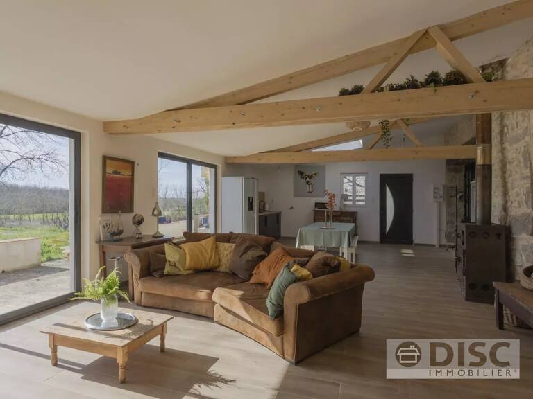 Belle maison de plain-pied avec jardin, piscine et vue dégagée. — photo 1