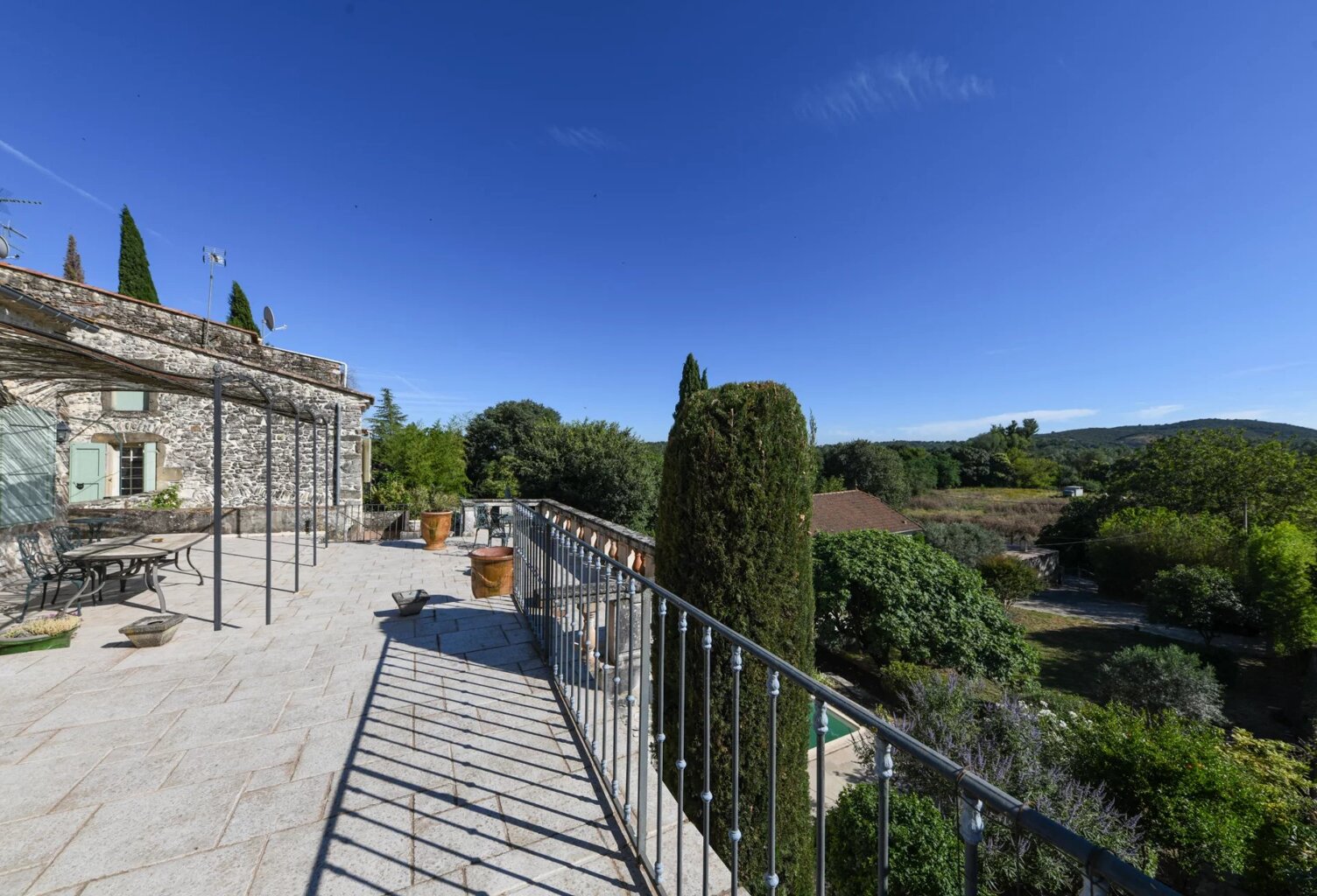 Superbe propriété de village, vue dégagée, jardin et piscine — photo 1