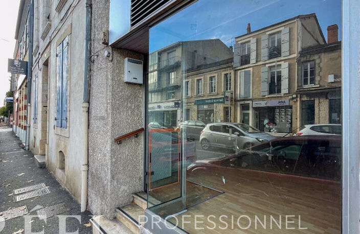 Local commercial avec vitrine - Rue Rouget de L'Isle à Auch — photo 2