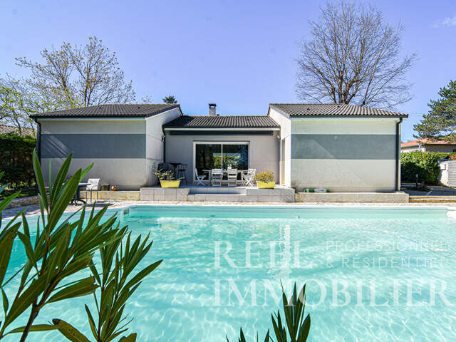 Maison récente de plain-pied avec jardin, terrasses et piscine — photo du bien