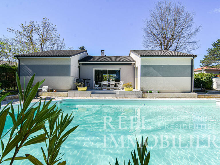 Maison récente de plain-pied avec jardin, terrasses et piscine — photo 1