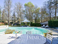 Maison récente de plain-pied avec jardin, terrasses et piscine — photo 2