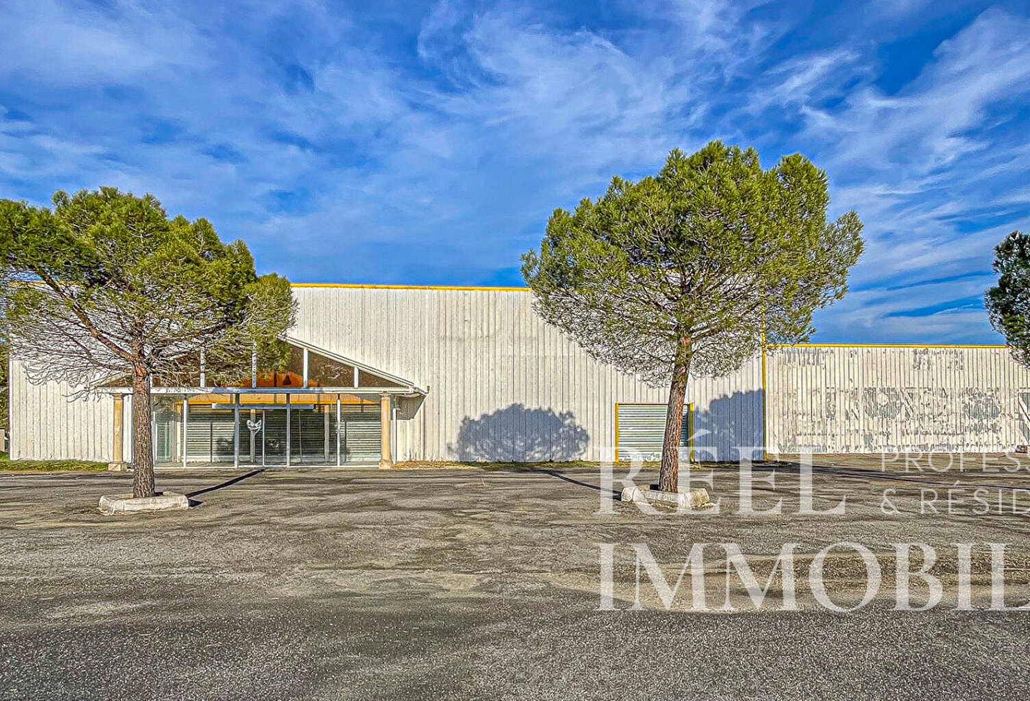 Local professionnel de 3 000 m² sur 7 400 m² de terrain ? Grandes surfaces commerciales, stockage et logistique — photo 1