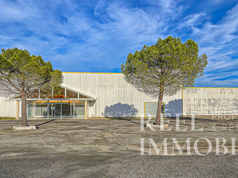 Local professionnel de 3 000 m² sur 7 400 m² de terrain ? Grandes surfaces commerciales, stockage et logistique — photo 1