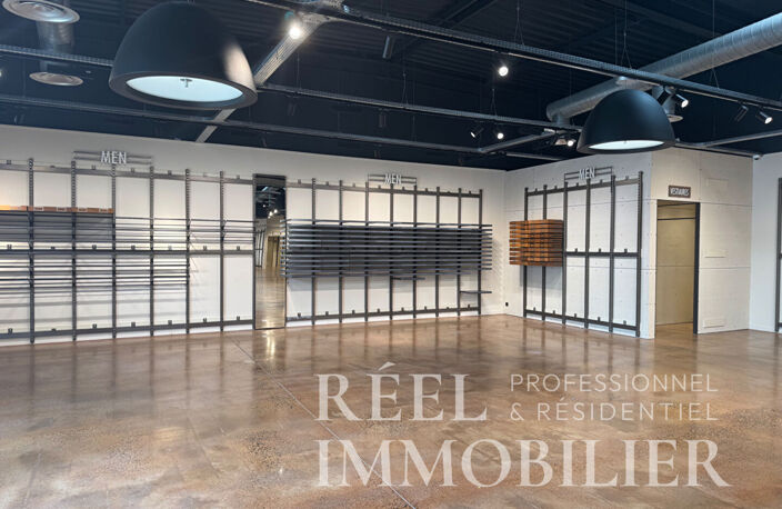 Auch : Local commercial de 600 m² dans zone commerciale — photo 3