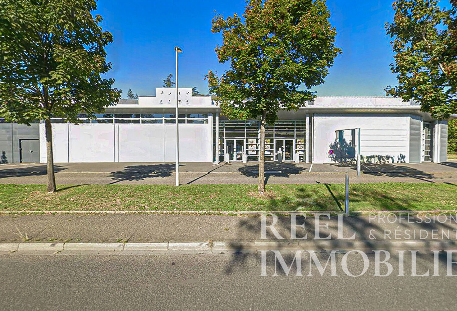 Local commercial Auch 832 m2 — photo 1