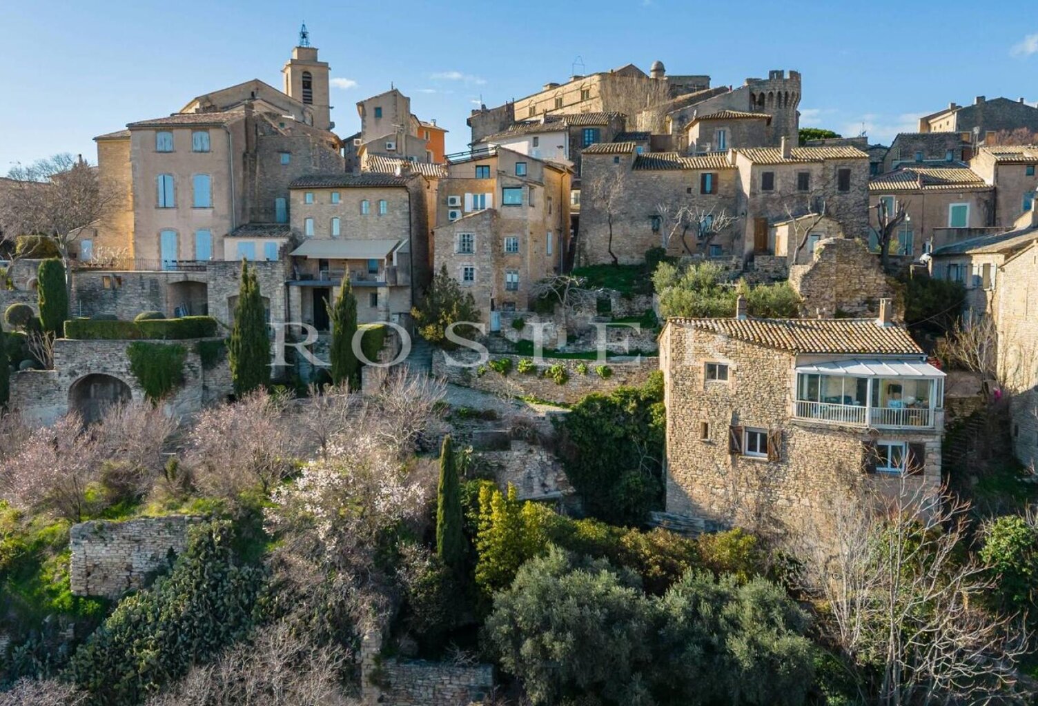 Gordes : rare maison de village en position dominante avec jardi — photo 1
