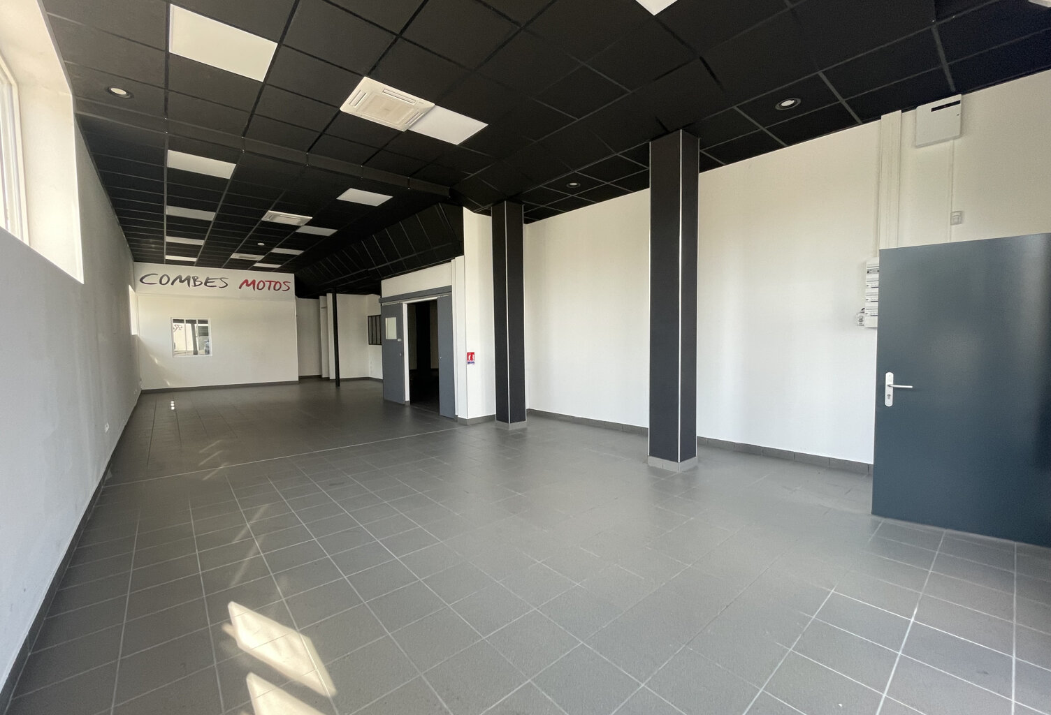 Local commercial - 198m2 - ONET LE CHATEAU — photo 1