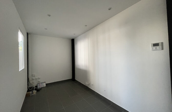 Local commercial - 198m2 - ONET LE CHATEAU — photo 3