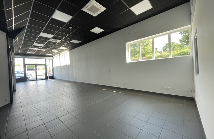 Local commercial - 198m2 - ONET LE CHATEAU — photo 4