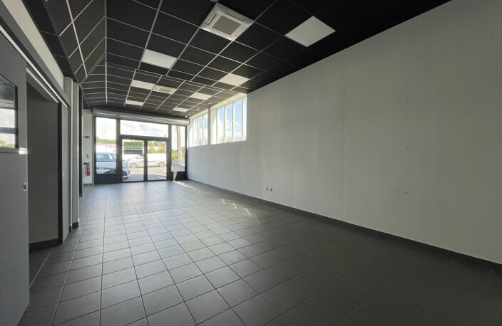 Local commercial - 198m2 - ONET LE CHATEAU — photo 5