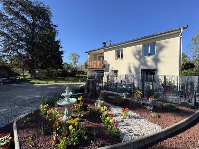 MAISON AVEC 2 ESPACES DE VIE POSSIBLE - ST VICTOR DE MORESTEL — photo 1