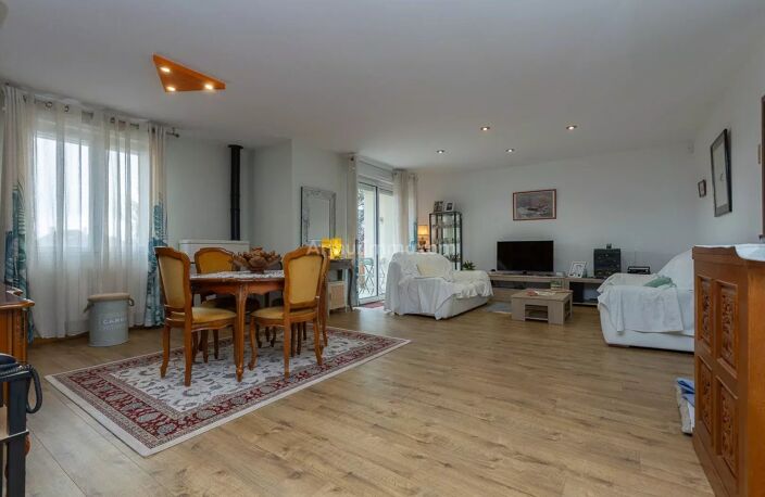 MAISON AVEC 2 ESPACES DE VIE POSSIBLE - ST VICTOR DE MORESTEL — photo 3