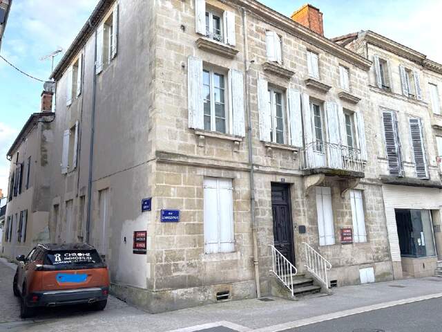 Maison bourgeoise du XVIIIème avec jardin et parking — photo du bien