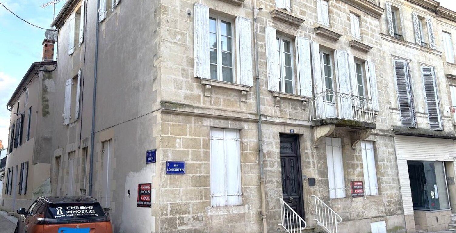 Maison bourgeoise du XVIIIème avec jardin et parking — photo 1