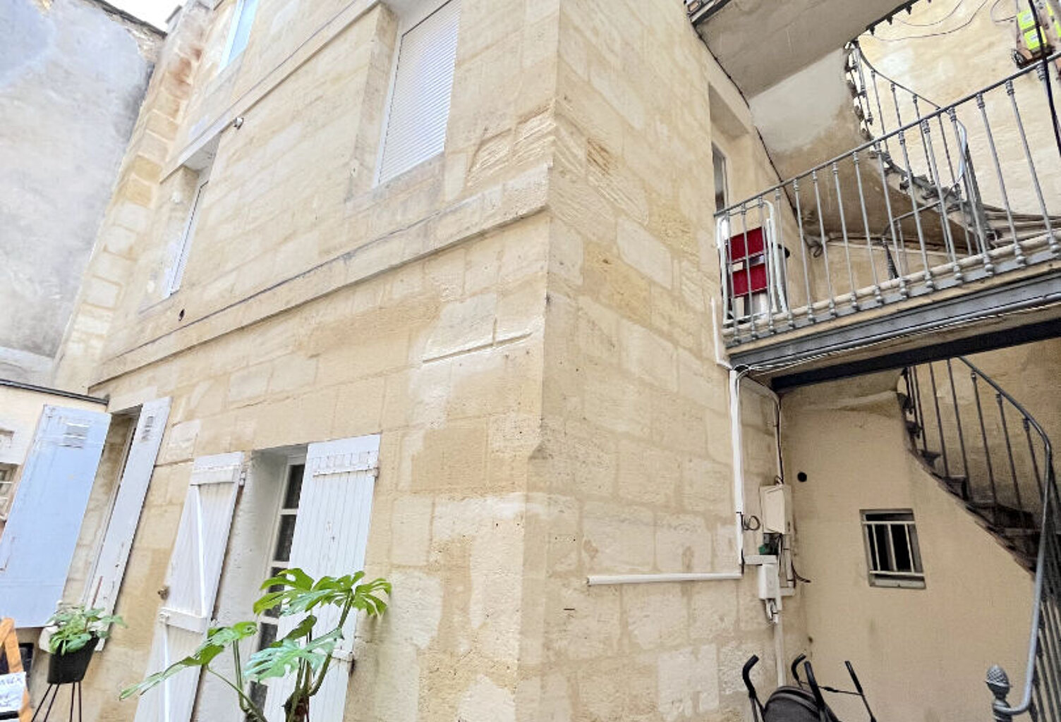A VENDRE IMMEUBLE DE 3 APPARTEMENTS - SECTEUR BORDEAUX CAPUCINS / NANSOUTY — photo 1