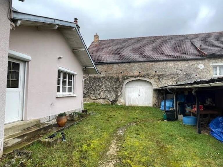 Maison ancienne avec une belle grange et un terrain de 1300 m2 à BUNCEY ! — photo 1