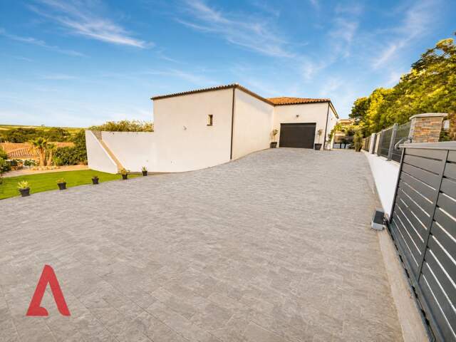 Villa contemporaine d'exception  300 m² habitables  4 suites  Vue panoramique  Prestations haut de gamme — photo du bien