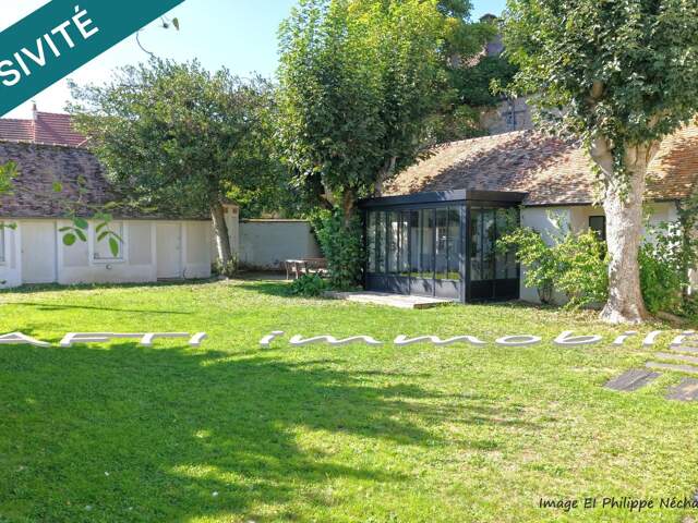 Maison de charme avec 4 chambres / 191m2 sur 600m2 de terrain clos de hauts murs + dépendances — photo du bien