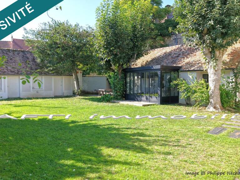 Maison de charme avec 4 chambres / 191m2 sur 600m2 de terrain clos de hauts murs + dépendances — photo 1