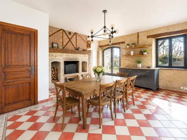 Maison en pierre de 6 pièces principales — photo du bien