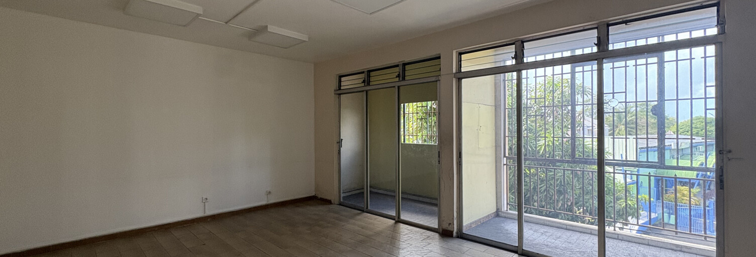 Commerce  135 m² à louer à Les Abymes (97139)